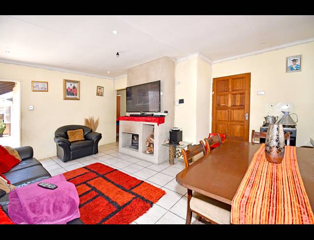 3 BEDROOM HOUSE FOR SALE IN BRAMLEY VIEW